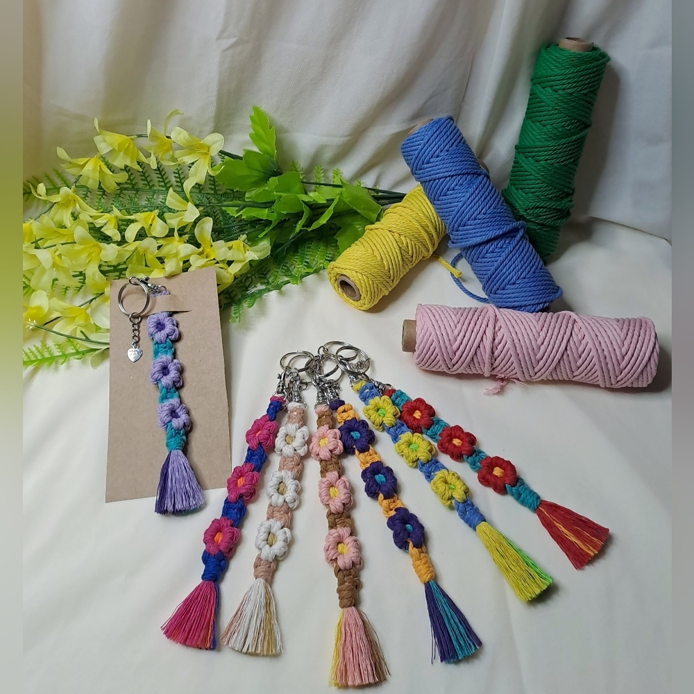 Macrame Keychain, Boho Macrame Keychain, Macrame Daisy Flower Keychain